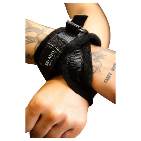 Sei Mio - esposas cruzadas - cuero sintético negro