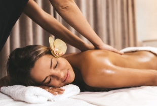 Masaje nuru: qué es y cómo pueden probarlo las parejas de forma segura